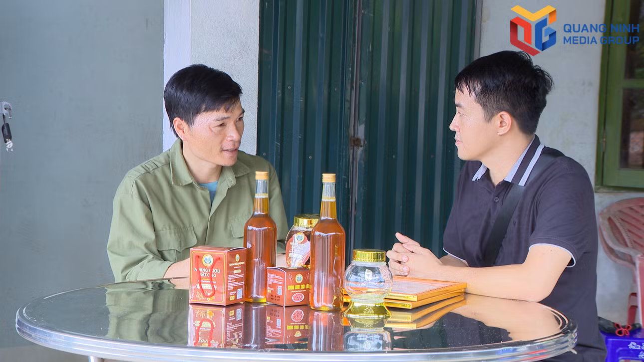 Ông Vi Văn Nghiệp (bên trái), Giám đốc HTX Nông nghiệp và dịch vụ Nghiệp Đoàn (xã Hoành Mô) giới thiệu về 3 sản phẩm OCOP của đơn vị.