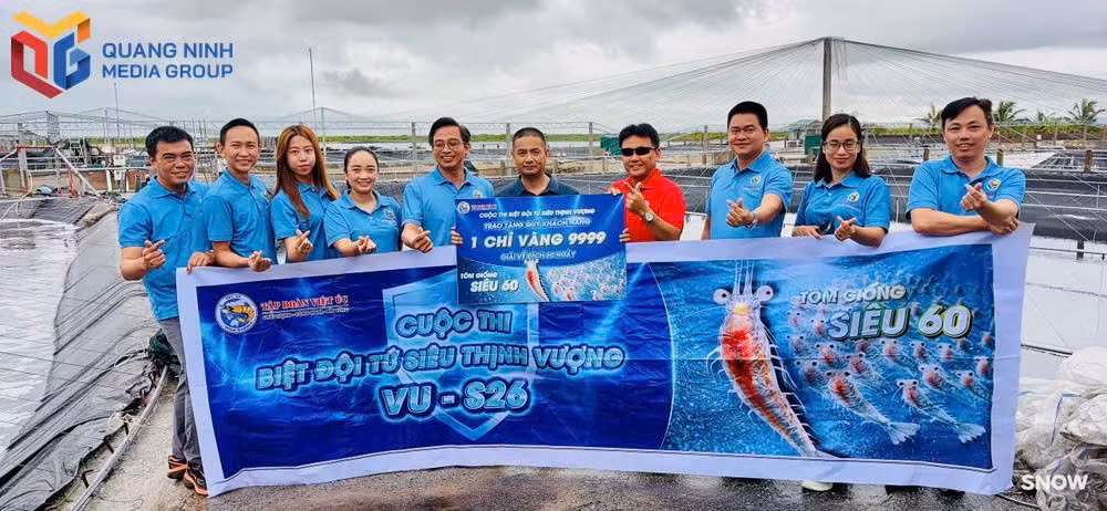 Anh Nguyễn Văn Thuỳ, khu 4 Hải Yên, phường Móng Cái 3 được nhận thưởng do nuôi tôm giống Siêu 60 - siêu tăng trưởng đạt kết quả cao.