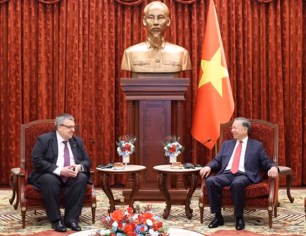 Tổng Bí thư, Chủ tịch nước Tô Lâm và phóng viên của Hãng thông tấn Nga TASS Yury Denisovich. (Ảnh: TASS)