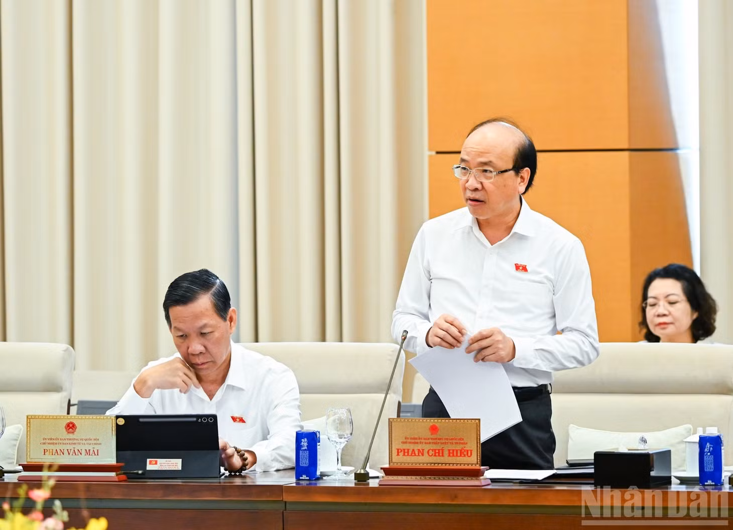 Chủ nhiệm Ủy ban Pháp luật và Tư pháp Phan Chí Hiếu báo cáo ý kiến về việc giải trình, tiếp thu, chỉnh lý dự thảo Bộ luật Hình sự (sửa đổi). (Ảnh: DUY LINH)