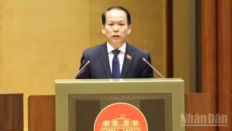Bộ trưởng Tư pháp Hoàng Thanh Tùng trình bày Tờ trình. (Ảnh: DUY LINH)
