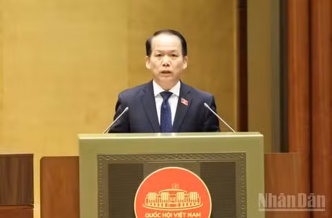 Bộ trưởng Tư pháp Hoàng Thanh Tùng trình bày tờ trình dự án Luật Đấu giá tài sản (sửa đổi). (Ảnh: DUY LINH)