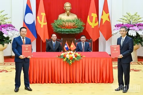 Thường trực Ban Bí thư Trần Cẩm Tú và Thường trực Ban Bí thư Trung ương Đảng Nhân dân Cách mạng Lào Vilay Lakhamphong chứng kiến lễ trao văn kiện hợp tác trong lĩnh vực chuyển đổi số giữa hai Văn phòng. (Ảnh: THỦY NGUYÊN)