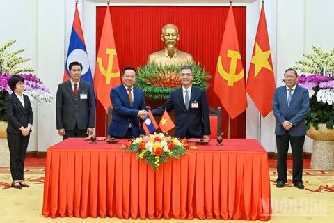 Lãnh đạo Văn phòng Trung ương Đảng Cộng sản Việt Nam và Văn phòng Trung ương Đảng Nhân dân Cách mạng Lào ký kết hợp tác về chuyển đổi số. (Ảnh: THỦY NGUYÊN)