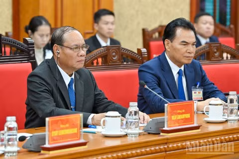 Thường trực Ban Bí thư Trung ương Đảng Nhân dân Cách mạng Lào Vilay Lakhamphong bày tỏ vui mừng được trực tiếp trao đổi với các đồng chí lãnh đạo Việt Nam về những vấn đề chiến lược trong quan hệ hai Đảng, hai nước. (Ảnh: THỦY NGUYÊN)