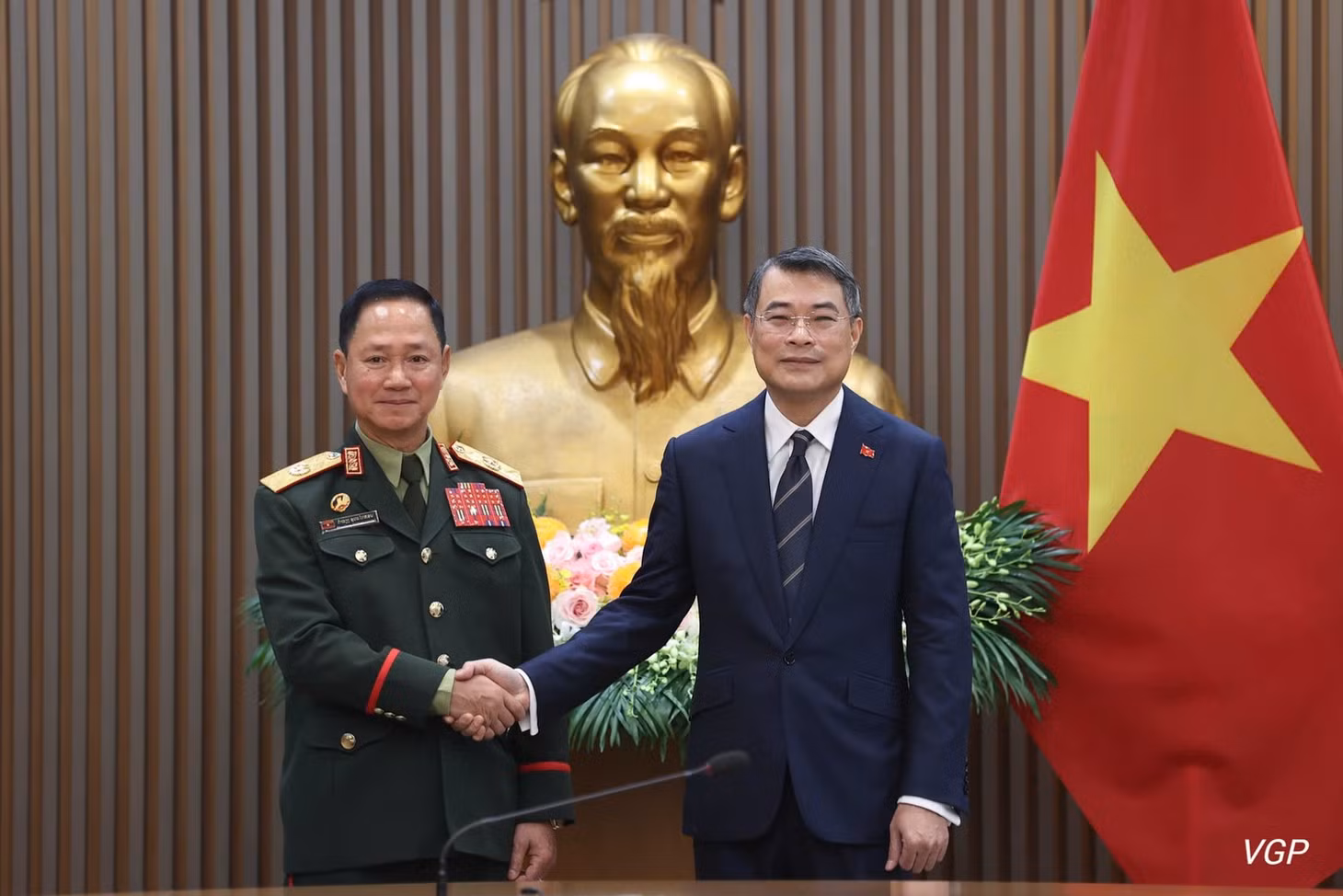 Thủ tướng Chính phủ Lê Minh Hưng và Đại tướng Khamlieng Outhakaisone, Phó Thủ tướng, Bộ trưởng Quốc phòng Lào. (Ảnh: chinhphu.vn/Nhật Bắc)