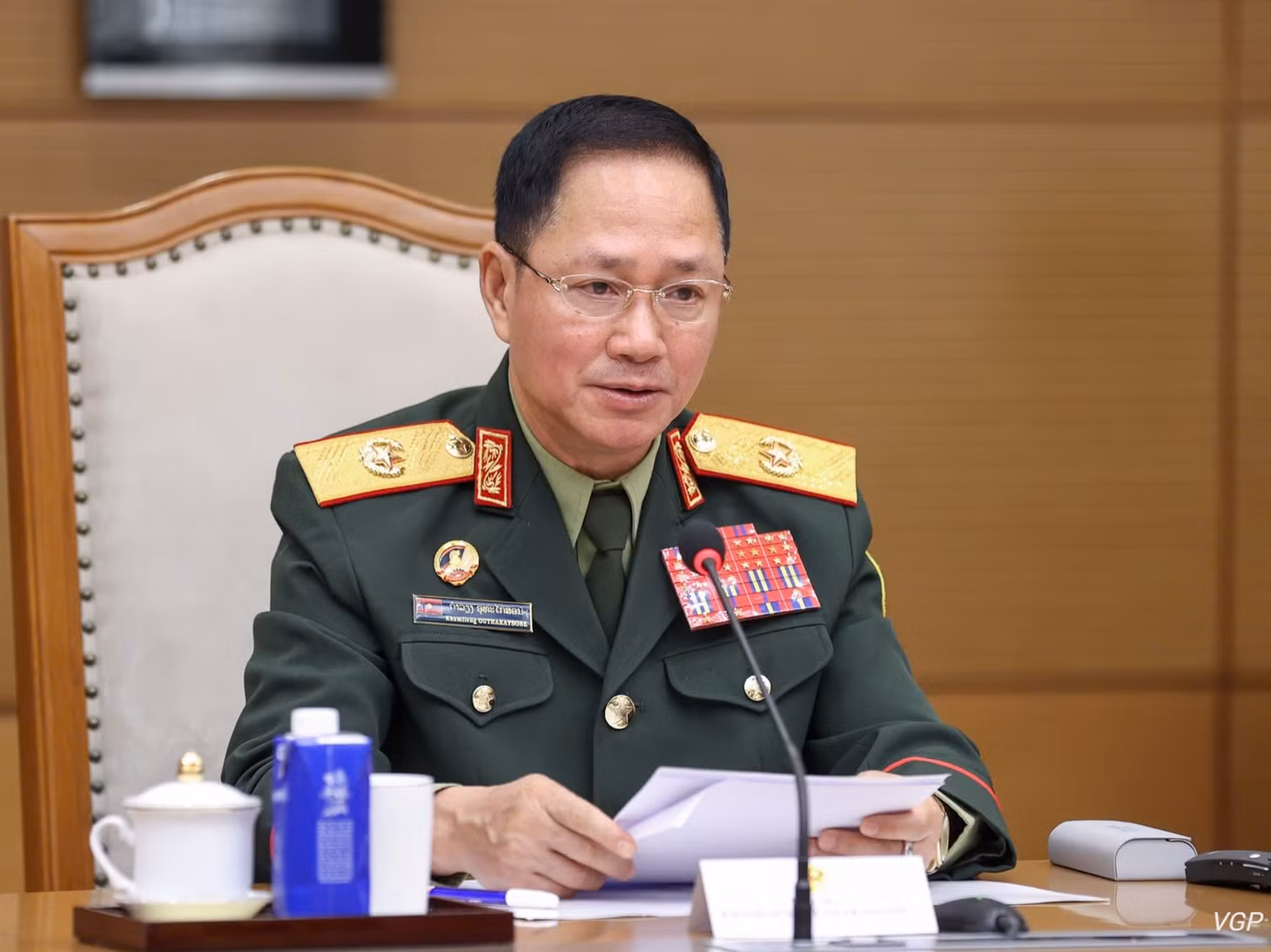 Đại tướng Khamlieng Outhakaisone, Phó Thủ tướng, Bộ trưởng Quốc phòng Lào phát biểu ý kiến tại buổi tiếp. (Ảnh: chinhphu.vn/Nhật Bắc)
