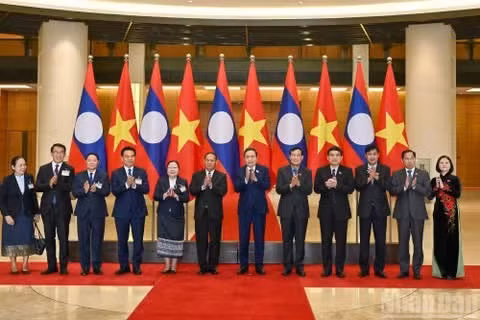 Chủ tịch Quốc hội Trần Thanh Mẫn và Thường trực Ban Bí thư Trung ương Đảng Nhân dân Cách mạng Lào Vilay Lakhamphong cùng các đại biểu tại cuộc tiếp. (Ảnh: THỦY NGUYÊN)