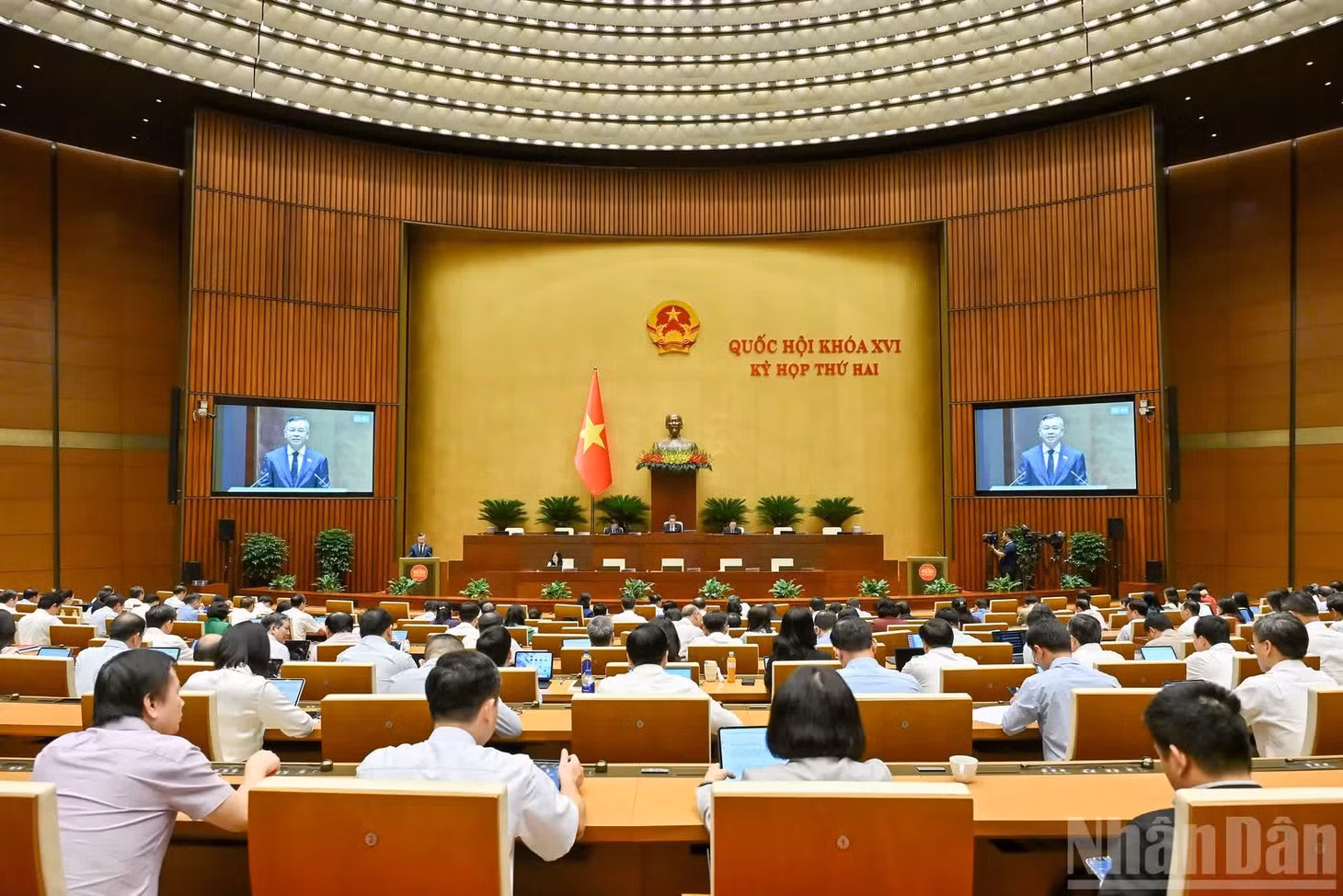 Bộ trưởng Tài chính Ngô Văn Tuấn trình bày tờ trình tóm tắt dự án Luật Đấu thầu (sửa đổi). (Ảnh: THỦY NGUYÊN)