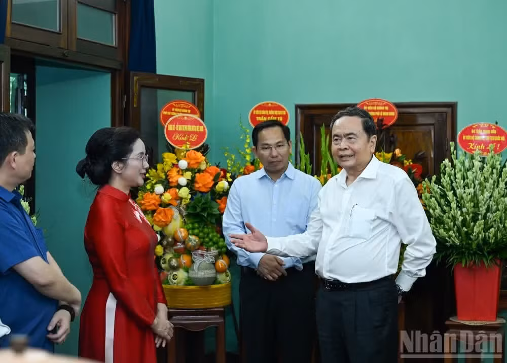 Chủ tịch Quốc hội Trần Thanh Mẫn trao đổi với các đại biểu và cán bộ Khu di tích Chủ tịch Hồ Chí Minh trong Phủ Chủ tịch. (Ảnh: DUY LINH)