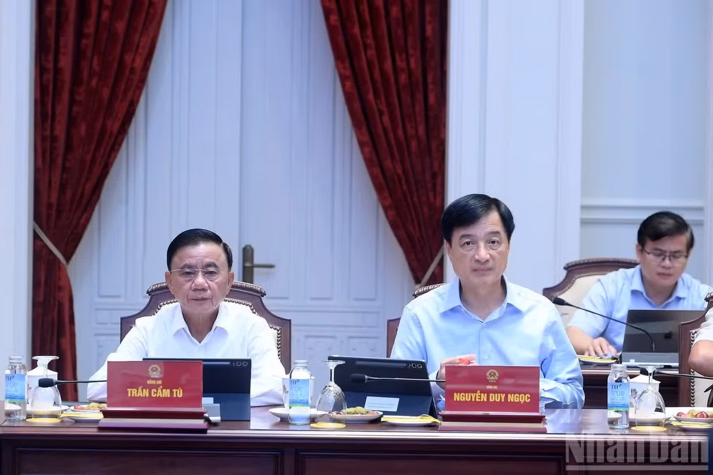 Thường trực Ban Bí thư Trần Cẩm Tú và các đồng chí lãnh đạo tham dự phiên họp. (Ảnh: ĐĂNG KHOA)