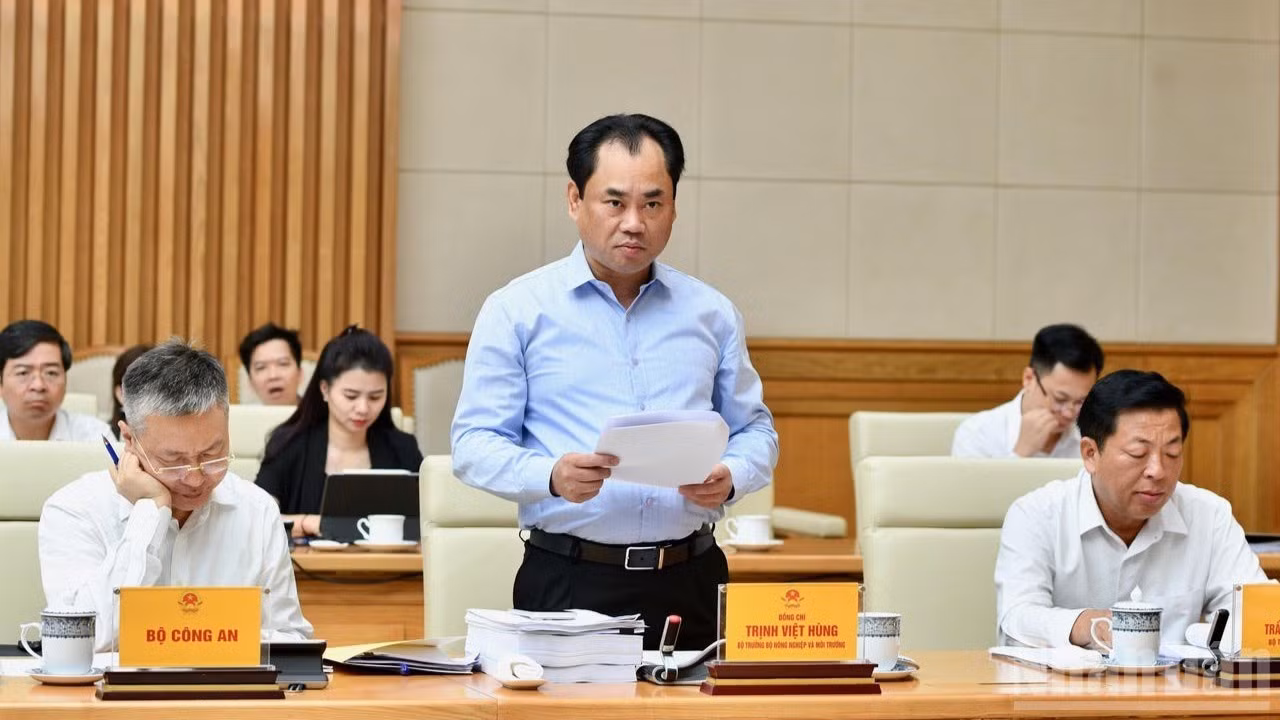 Bộ trưởng Nông nghiệp và Môi trường Trịnh Việt Hùng báo cáo tại cuộc họp. (Ảnh: THANH GIANG)