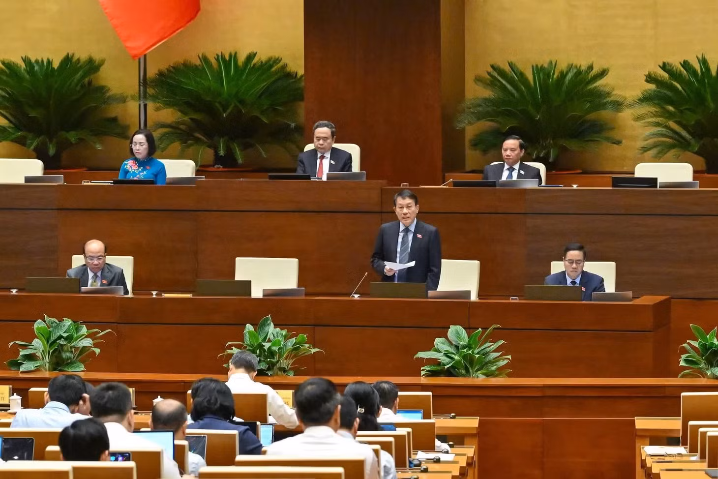 Bộ trưởng Công an Lương Tam Quang phát biểu giải trình, làm rõ một số vấn đề các đại biểu Quốc hội nêu. (Ảnh: THỦY NGUYÊN)