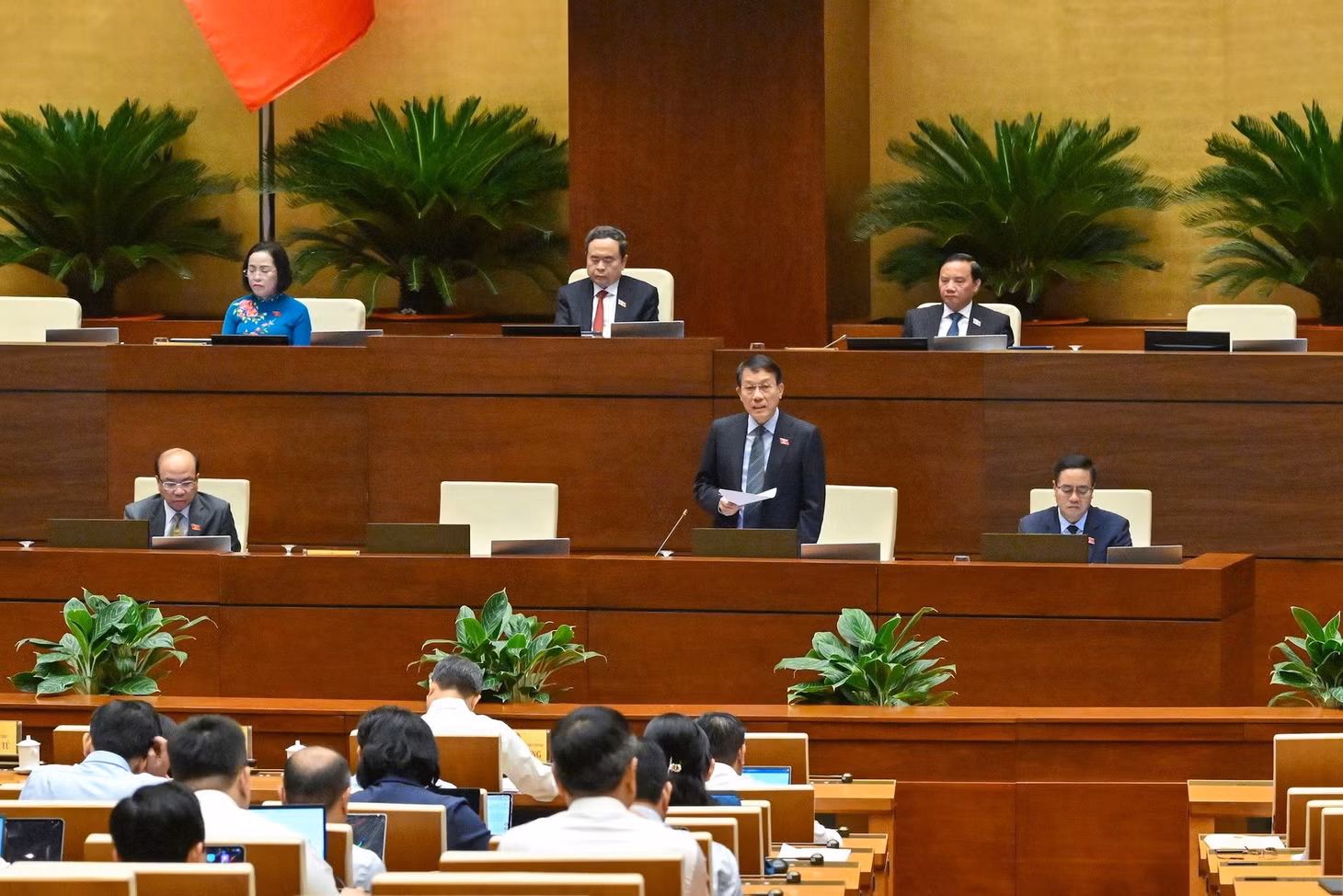 Bộ trưởng Công an Lương Tam Quang phát biểu giải trình, làm rõ một số vấn đề các đại biểu Quốc hội nêu. (Ảnh: THỦY NGUYÊN)