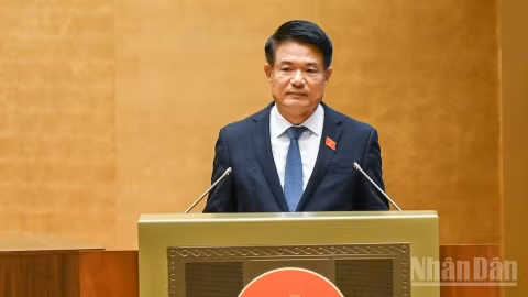 Viện trưởng Viện Kiểm sát nhân dân tối cao Nguyễn Huy Tiến trình bày Báo cáo về công tác tiếp thu, giải trình và chỉnh lý dự thảo Bộ luật Tố tụng hình sự (sửa đổi). (Ảnh: DUY LINH)