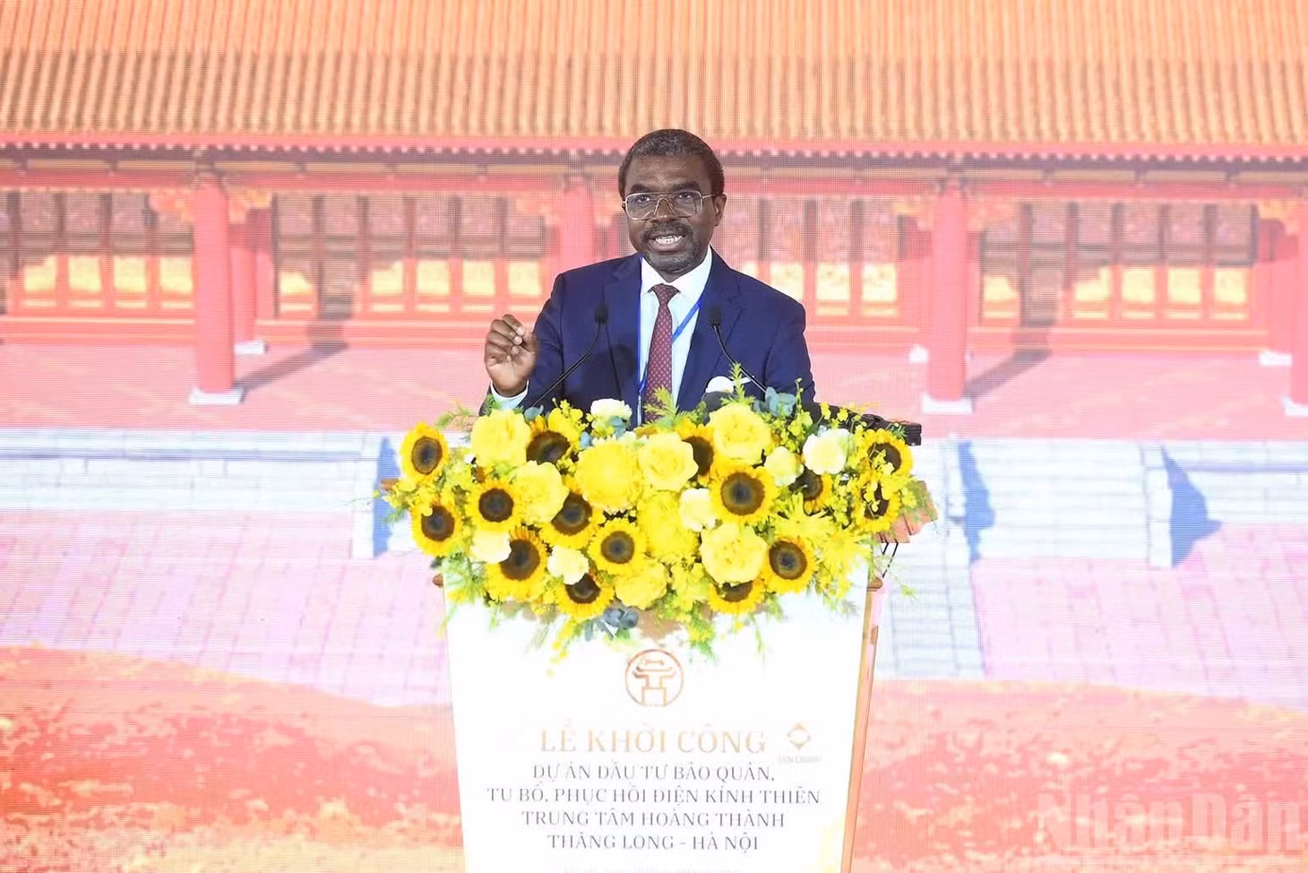 Ông Lazare Eloundou Assomo, Giám đốc Trung tâm Di sản thế giới phát biểu tại lễ khởi công. (Ảnh: ĐĂNG KHOA)