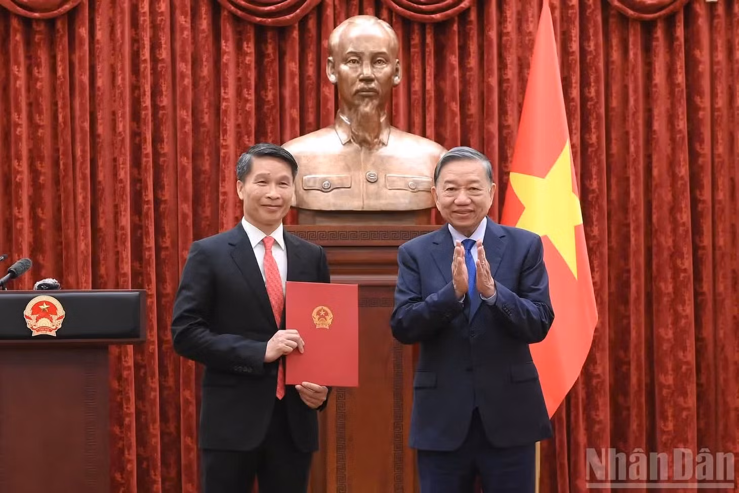 Tổng Bí thư, Chủ tịch nước Tô Lâm trao Quyết định bổ nhiệm đồng chí Phạm Bình Đàm làm Đại sứ đặc mệnh toàn quyền nước Cộng hòa xã hội chủ nghĩa Việt Nam tại Cộng hòa Dân chủ Timor-Leste. (Ảnh: ĐĂNG KHOA)