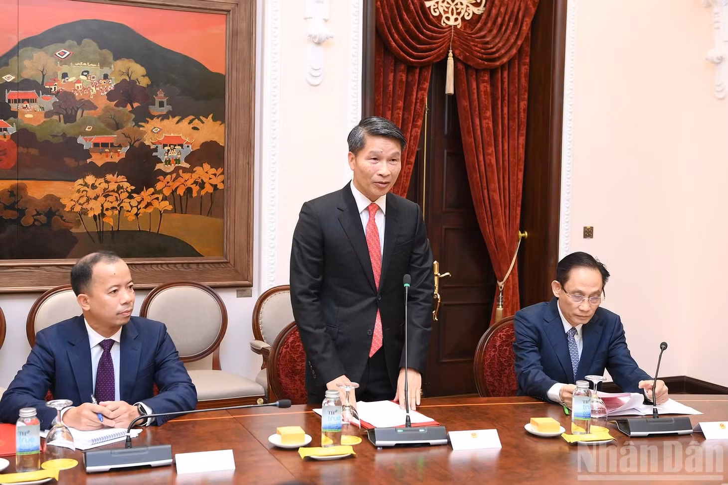 Đại sứ Phạm Bình Đàm thay mặt các Đại sứ mới được bổ nhiệm phát biểu tại buổi lễ. (Ảnh: ĐĂNG KHOA)
