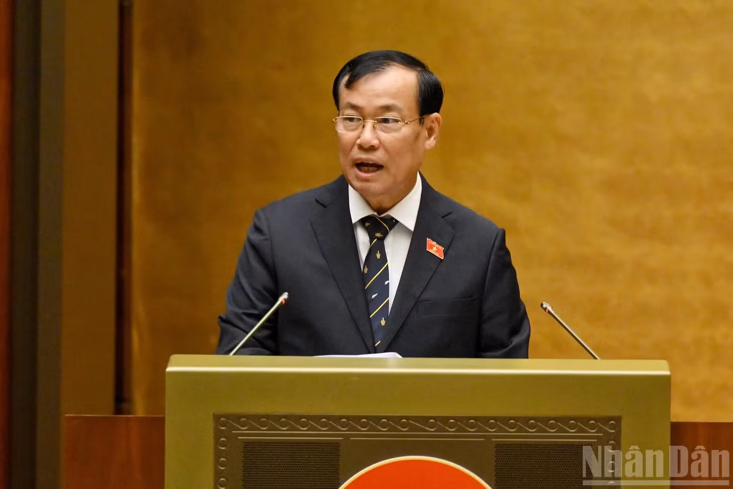 Thượng tướng Lê Tấn Tới, Chủ nhiệm Ủy ban Quốc phòng, An ninh và Đối ngoại của Quốc hội trình bày Báo cáo thẩm tra về dự án Luật.