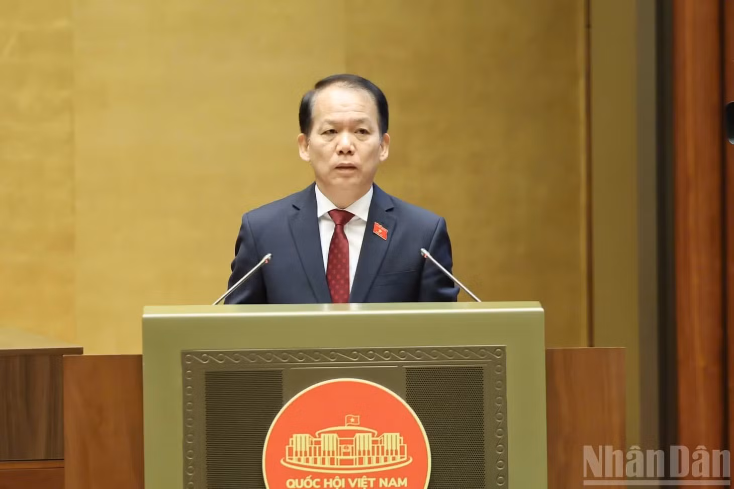 Bộ trưởng Tư pháp Hoàng Thanh Tùng, thừa ủy quyền của Thủ tướng Chính phủ trình bày tờ trình dự án Luật Nhà ở (sửa đổi). (Ảnh: DUY LINH)