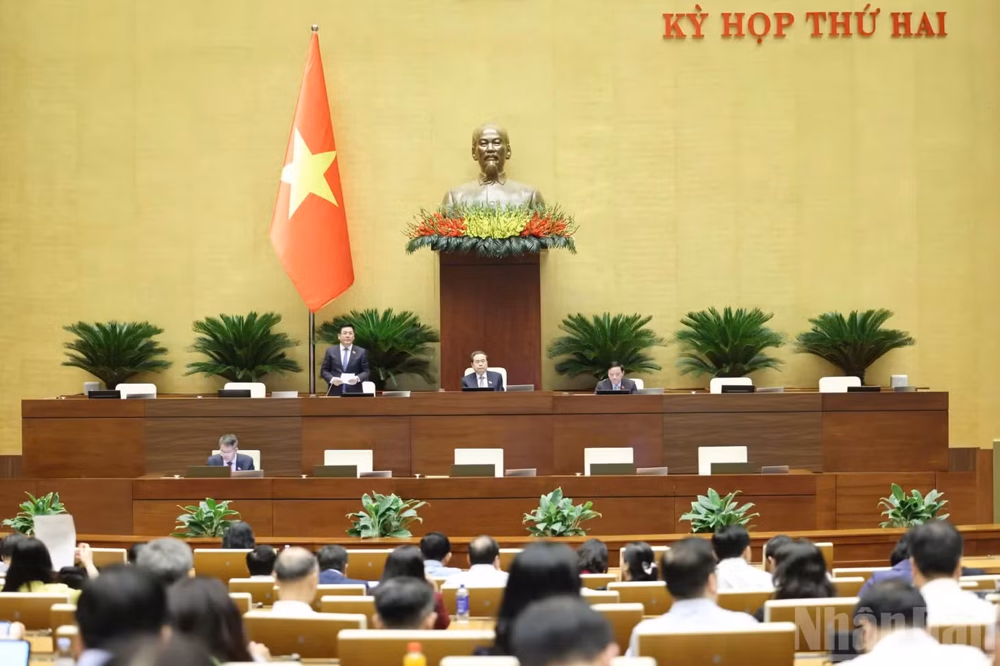 Phó Chủ tịch Quốc hội Nguyễn Hồng Diên điều hành phiên họp ở hội trường sáng 22/10. (Ảnh: DUY LINH)