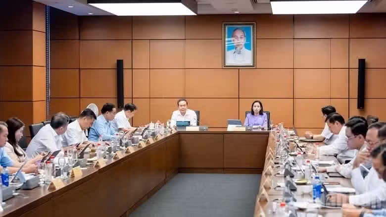 Đại biểu Quốc hội thảo luận tại Tổ về dự án Luật Kinh doanh bất động sản (sửa đổi). (Ảnh: DUY LINH)