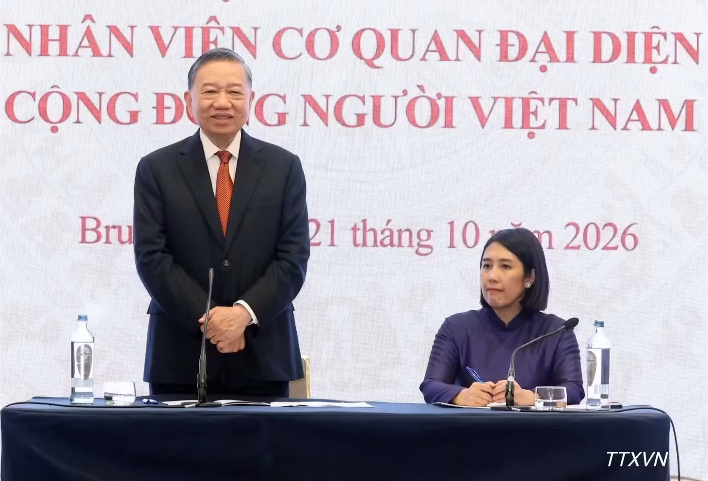 Tổng Bí thư, Chủ tịch nước Tô Lâm nói chuyện thân mật với cán bộ, nhân viên Đại sứ quán Việt Nam tại Bỉ và đại diện cộng đồng người Việt Nam tại châu Âu.