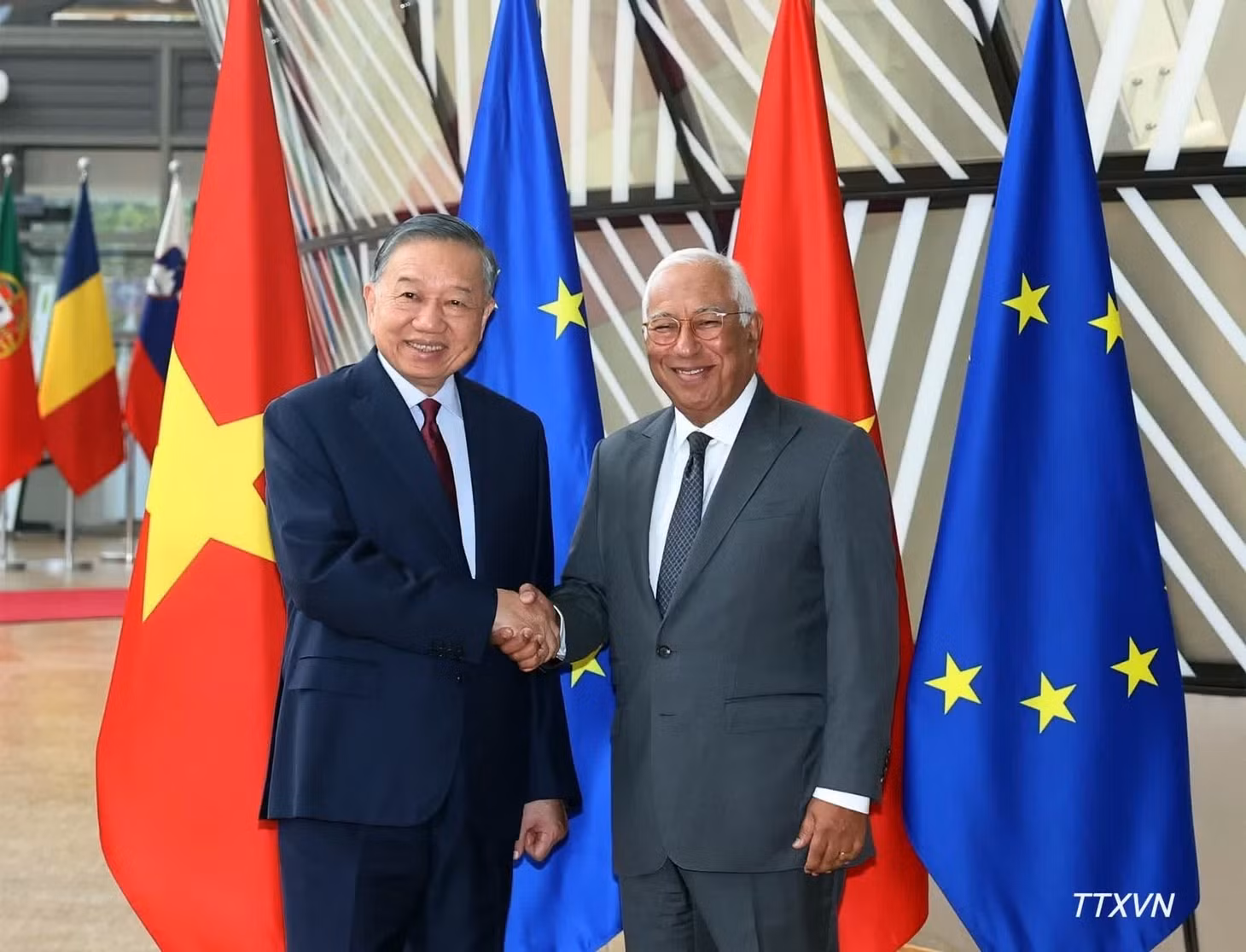 Chủ tịch Hội đồng châu Âu Antonio Costa đón Tổng Bí thư, Chủ tịch nước Tô Lâm. (Ảnh: TTXVN)