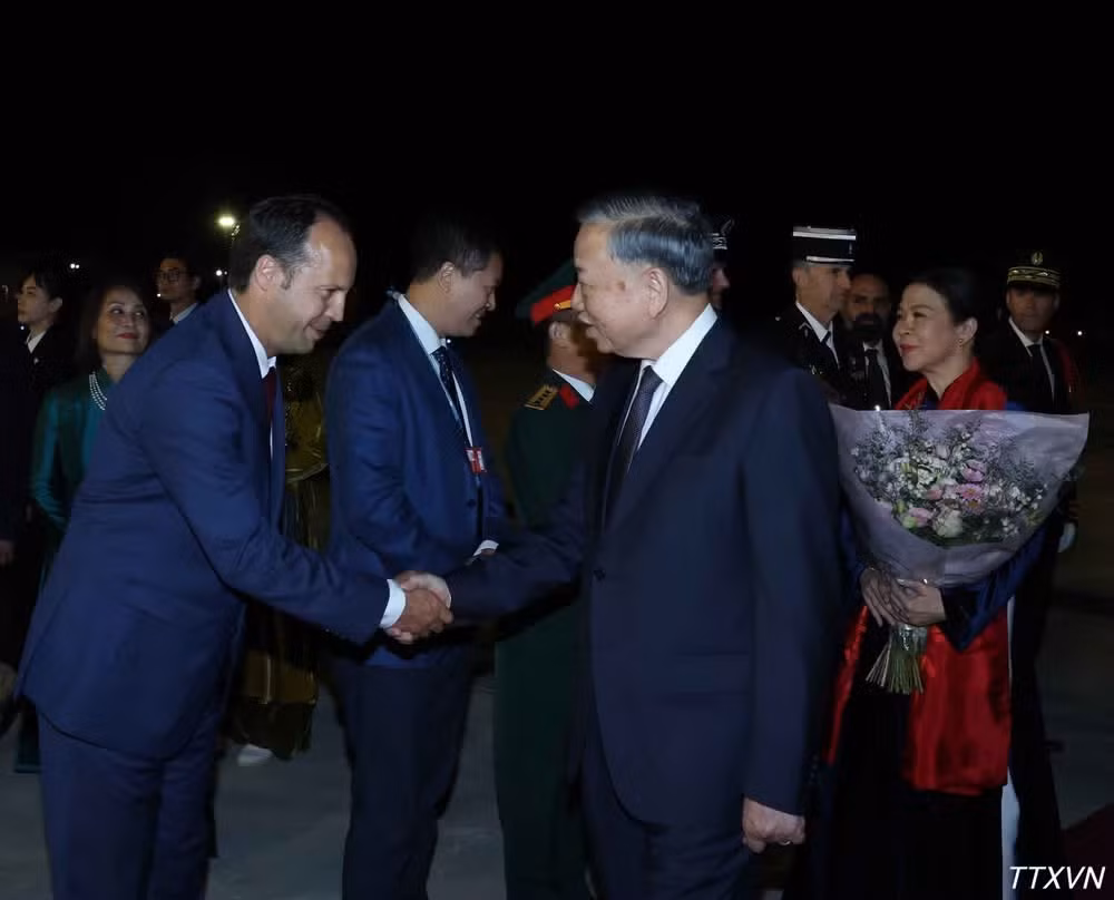 Đại biểu Pháp đón Tổng Bí thư, Chủ tịch nước Tô Lâm và Phu nhân tại sân bay Orly, Paris . (Ảnh: Thống Nhất/TTXVN)