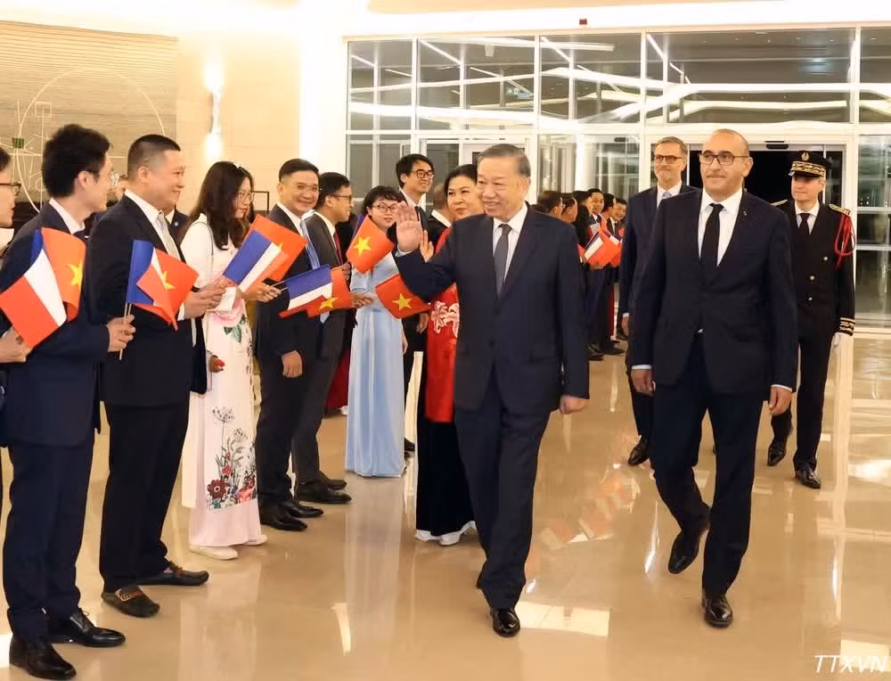 Cán bộ, nhân viên Đại sứ quán và cộng đồng người Việt Nam tại Pháp đón Tổng Bí thư, Chủ tịch nước Tô Lâm và Phu nhân. (Ảnh: Thống Nhất/TTXVN)