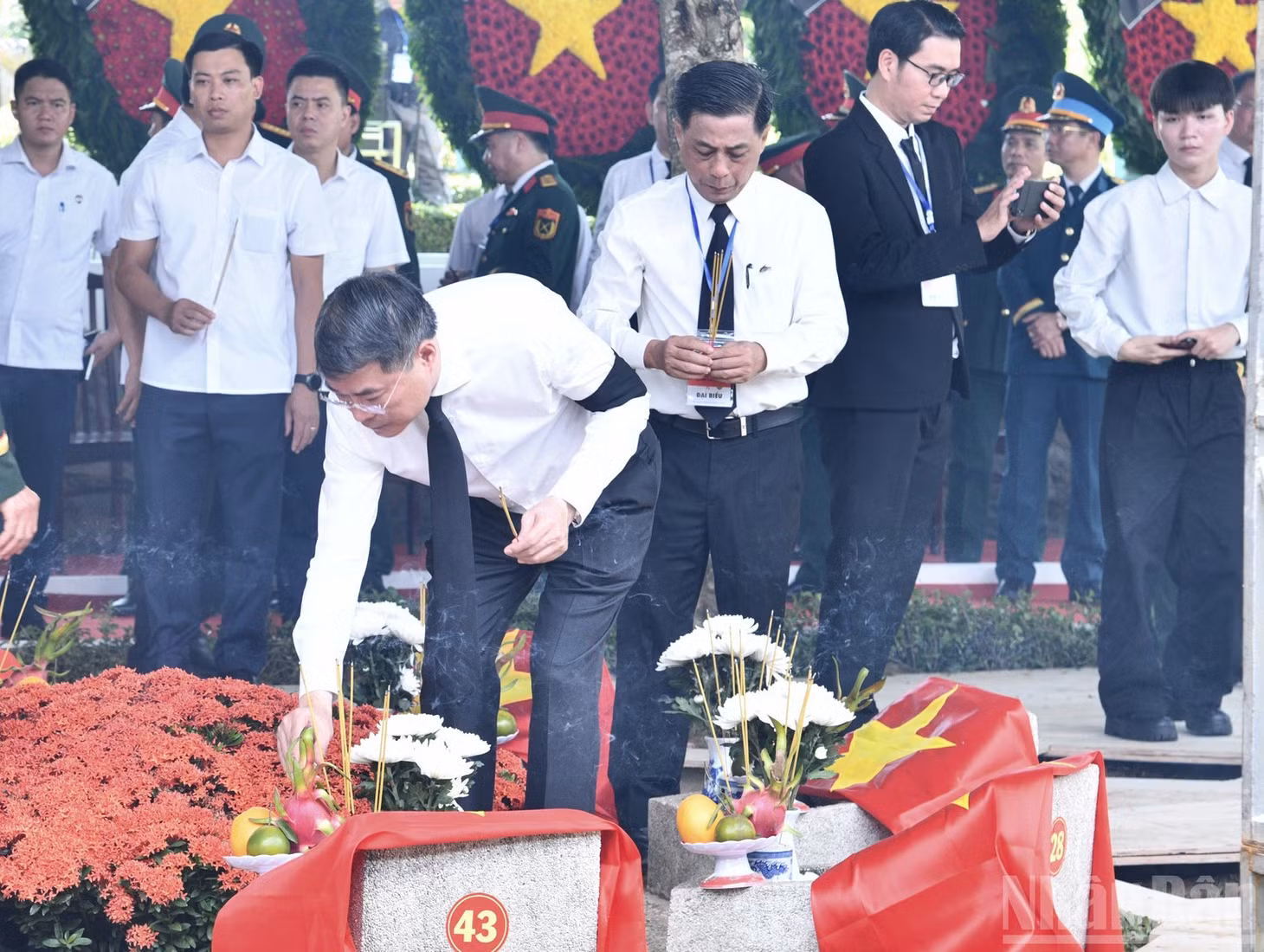 Thủ tướng Lê Minh Hưng thắp hương tại phần mộ các Anh hùng liệt sĩ. (Ảnh: THANH GIANG)