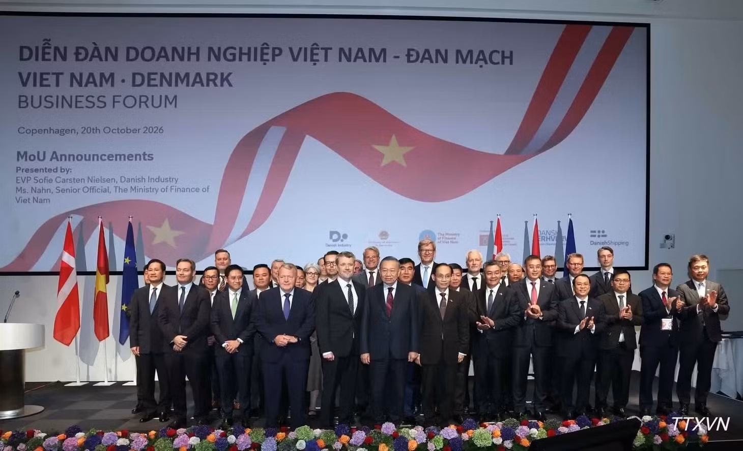 Tổng Bí thư, Chủ tịch nước Tô Lâm và Nhà Vua Đan Mạch Frederik X cùng các đại biểu và các doanh nghiệp hai nước. (Ảnh: TTXVN)