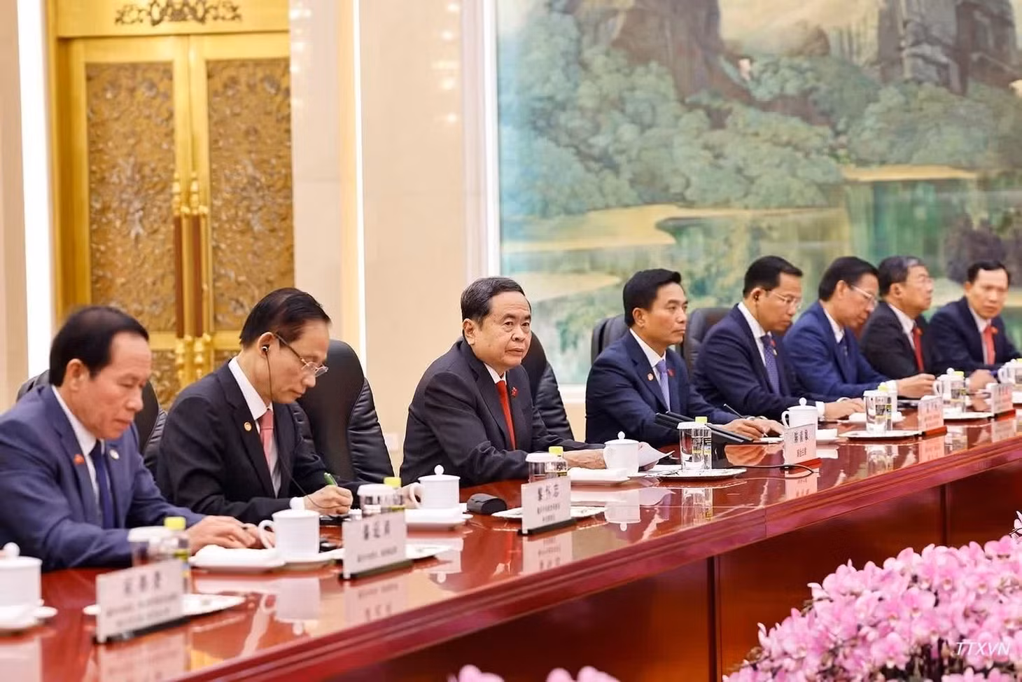 Chủ tịch Quốc hội Trần Thanh Mẫn và thành viên Đoàn Việt Nam tại cuộc hội kiến Thủ tướng Trung Quốc Lý Cường. (Ảnh: TTXVN)