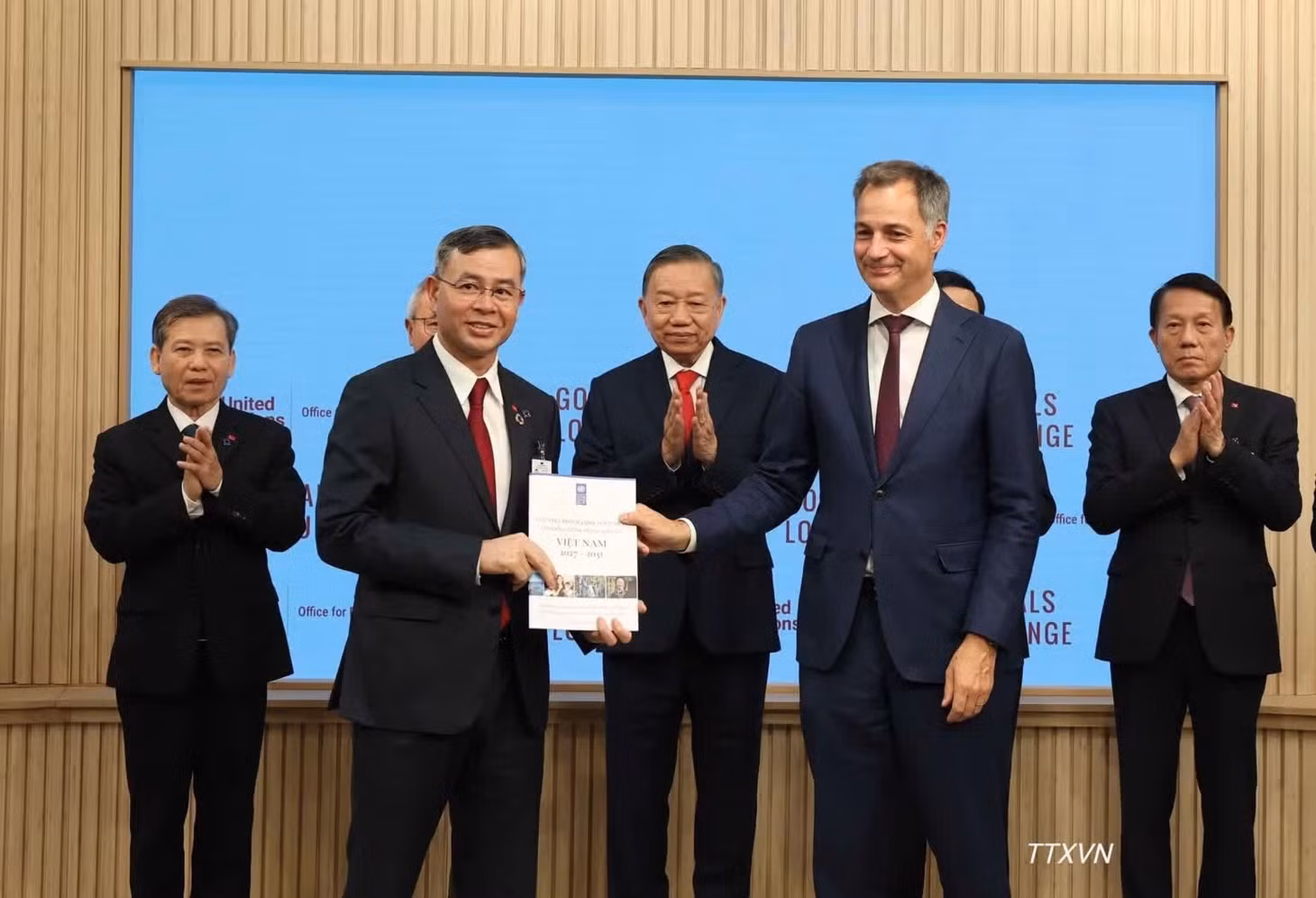 Bộ trưởng Ngô Văn Tuấn và ông Alexander De Croo, Tổng Giám đốc điều hành UNDP trao văn kiện. (Ảnh: TTXVN)