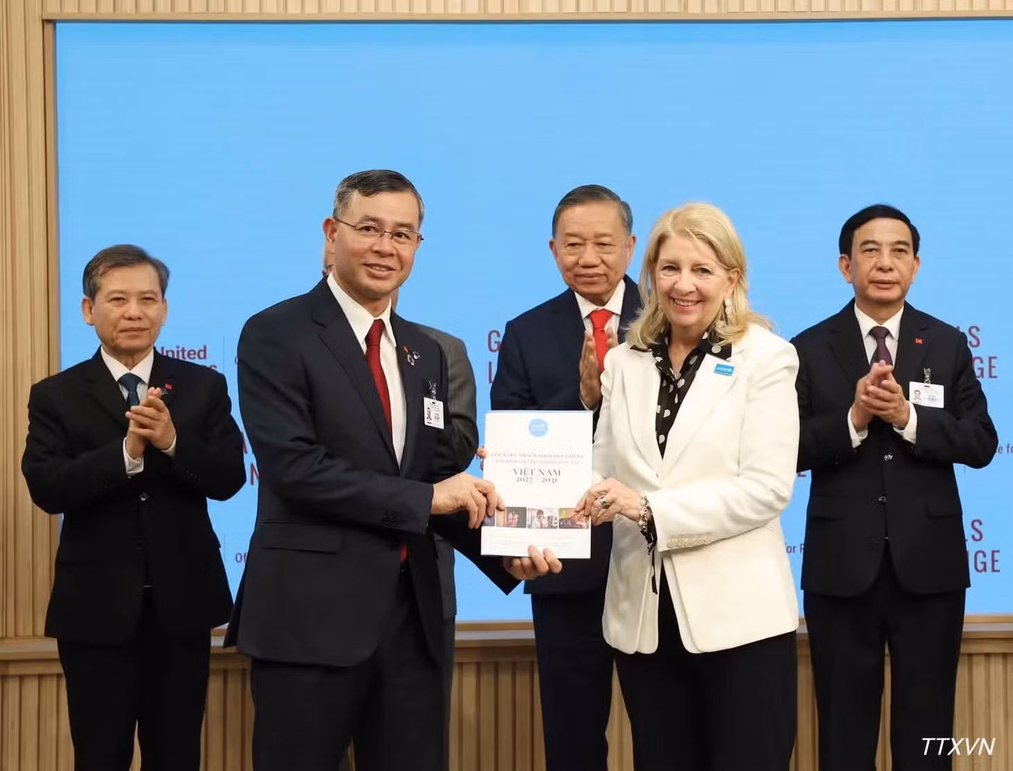 Bộ trưởng Ngô Văn Tuấn và bà Catherine Russell, Giám đốc điều hành UNICEF trao văn kiện. (Ảnh: TTXVN)