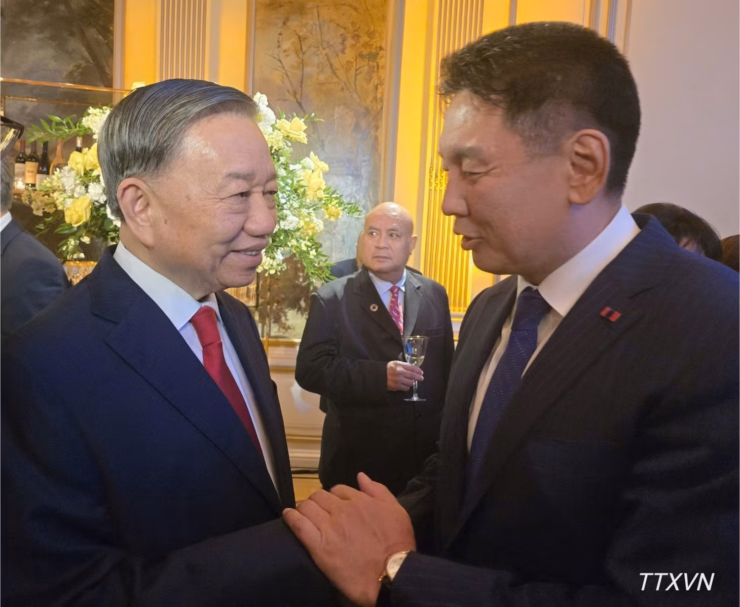 Tổng Bí thư, Chủ tịch nước Tô Lâm gặp Tổng thống Mông Cổ Ukhnaagiin Khurelsukh. (Ảnh: TTXVN)
