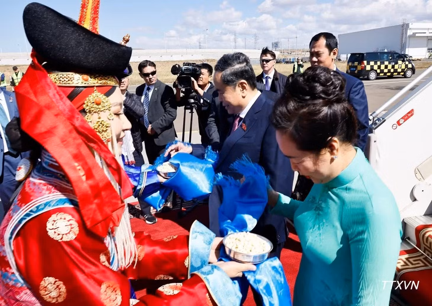 Hai thiếu nữ Mông Cổ tặng khăn Khadag và mời Chủ tịch Quốc hội Trần Thanh Mẫn và Phu nhân dùng bánh Aaruul theo nghi thức đón khách truyền thống của Mông Cổ. (Ảnh: TTXVN)