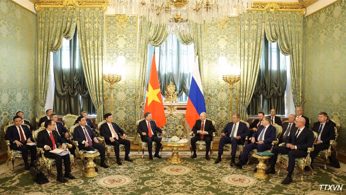 Tổng Bí thư, Chủ tịch nước Tô Lâm gặp hẹp Tổng thống Liên bang Nga Vladimir Putin. (Ảnh: Thống Nhất/TTXVN)