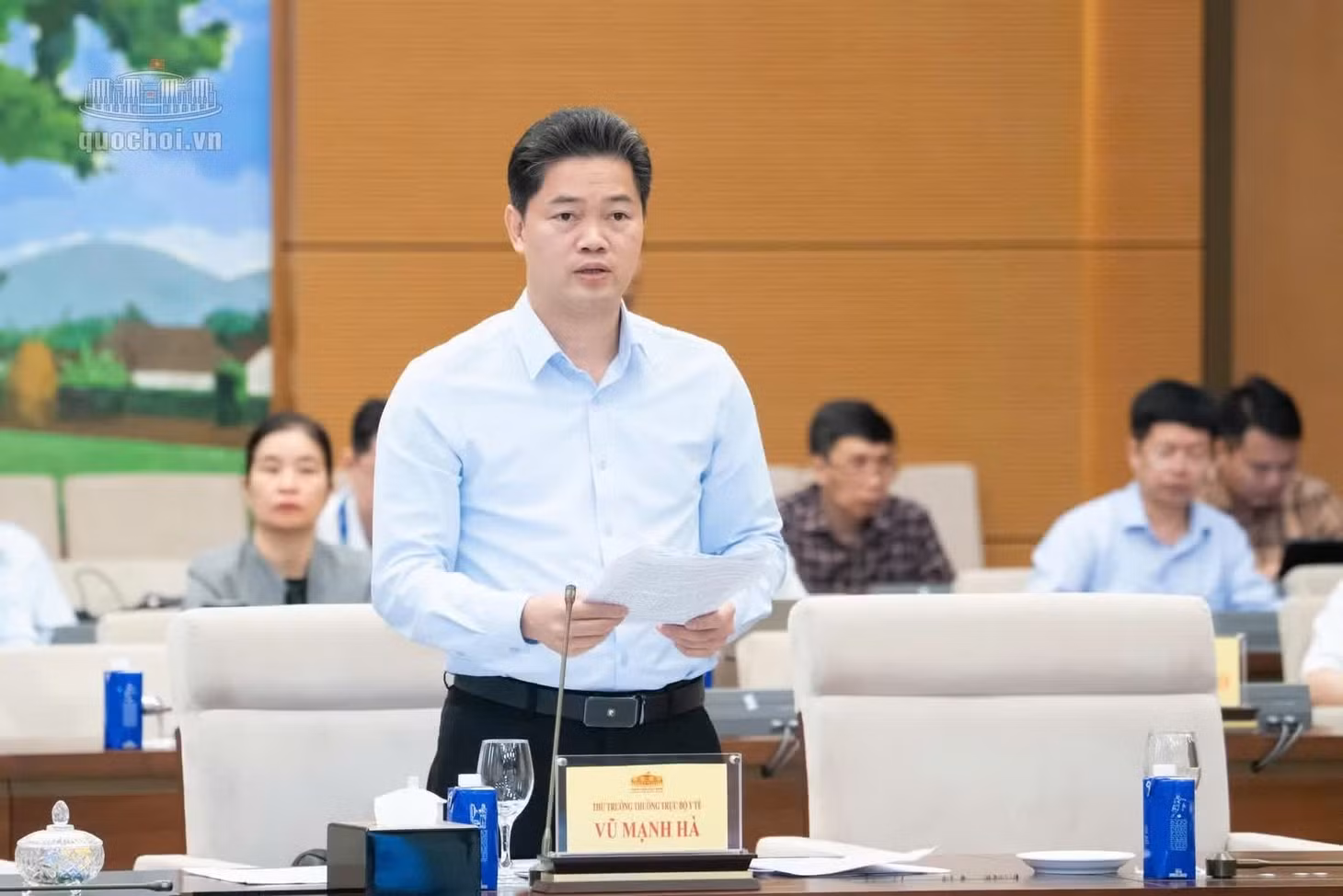 Thứ trưởng Thường trực Y tế Vũ Mạnh Hà trình bày tờ trình tóm tắt dự án Luật. (Ảnh: Quochoi.vn)