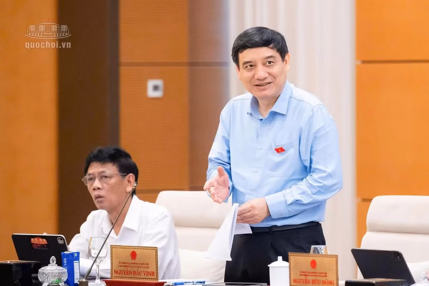 Chủ nhiệm Ủy ban Văn hóa và Xã hội Nguyễn Đắc Vinh trình bày báo cáo thẩm tra. (Ảnh: Quochoi.vn)