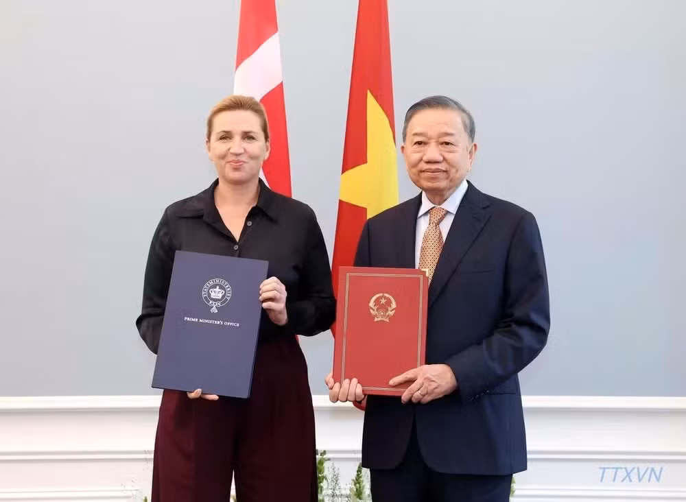 Tổng Bí thư, Chủ tịch nước Tô Lâm và Thủ tướng Đan Mạch Mette Frederiksen trao Tuyên bố chung về việc thiết lập quan hệ Đối tác chiến lược toàn diện giữa nước Cộng hòa xã hội chủ nghĩa Việt Nam và Đan Mạch. (Ảnh: TTXVN)
