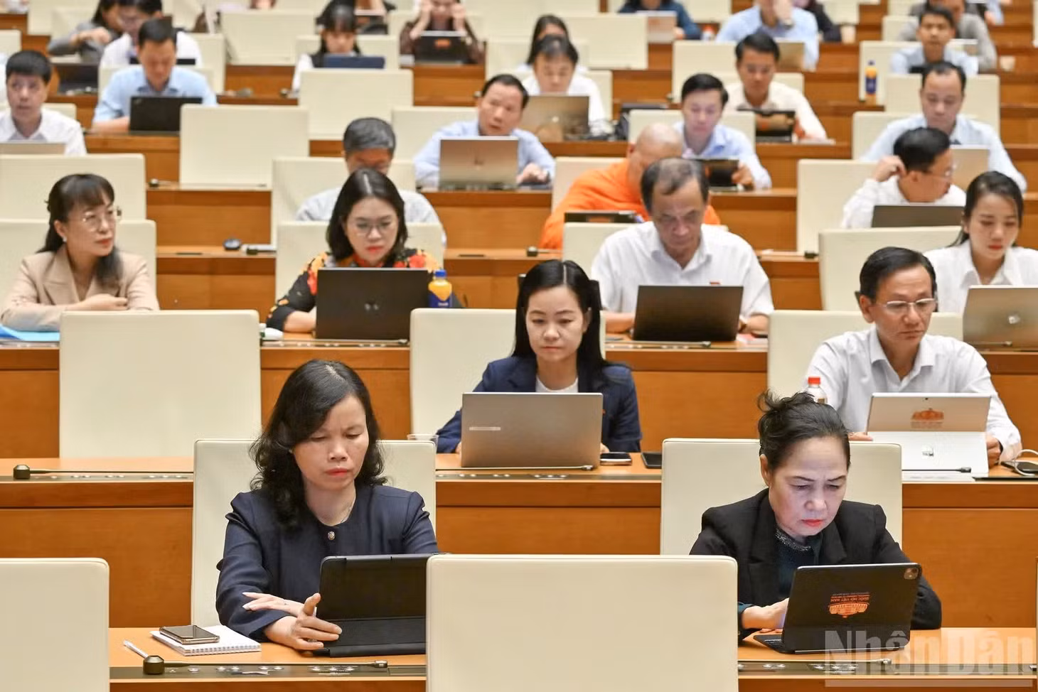 Đại biểu Quốc hội thảo luận ở hội trường về dự thảo Bộ luật Hình sự (sửa đổi). (Ảnh: THỦY NGUYÊN)