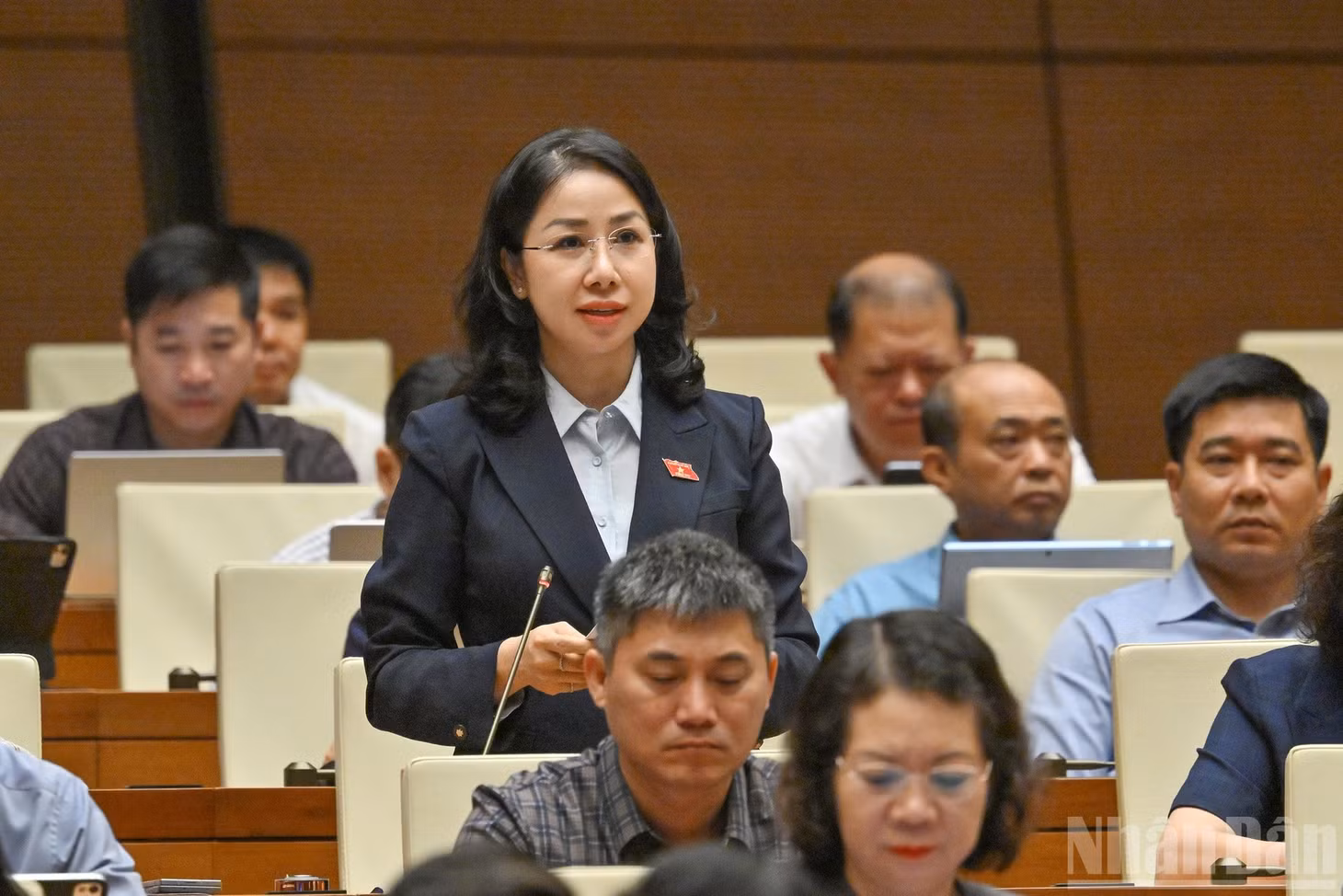 Đại biểu Phan Thị Thùy Linh (Đoàn Thanh Hóa) phát biểu tại hội trường. (Ảnh: THỦY NGUYÊN)