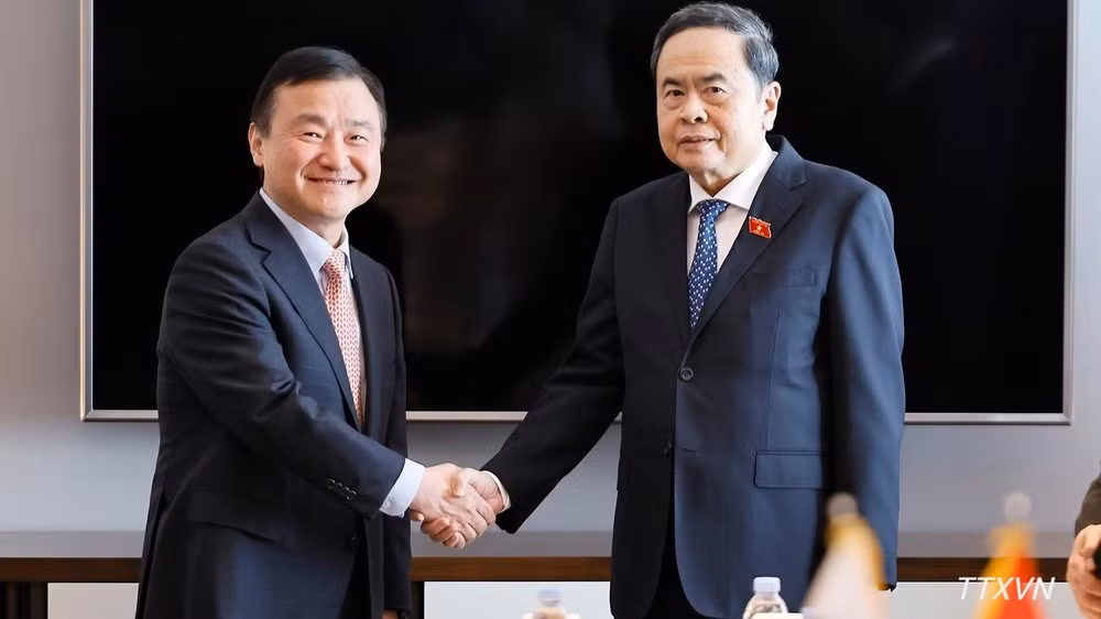 Chủ tịch Quốc hội Trần Thanh Mẫn tiếp ông Roh Tae Moon, Phó Chủ tịch cấp cao kiêm Tổng Giám đốc điều hành Samsung Điện tử (Hàn Quốc). (Ảnh: Doãn Tấn – TTXVN)