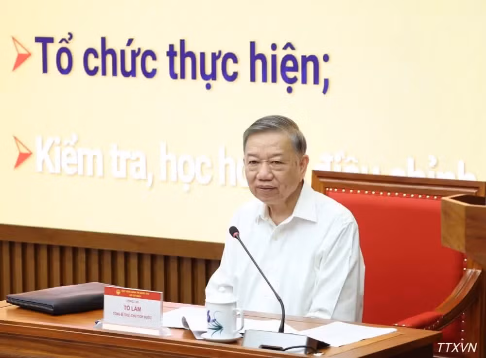 Tổng Bí thư, Chủ tịch nước Tô Lâm trao đổi và truyền đạt Chuyên đề. (Ảnh: TTXVN)