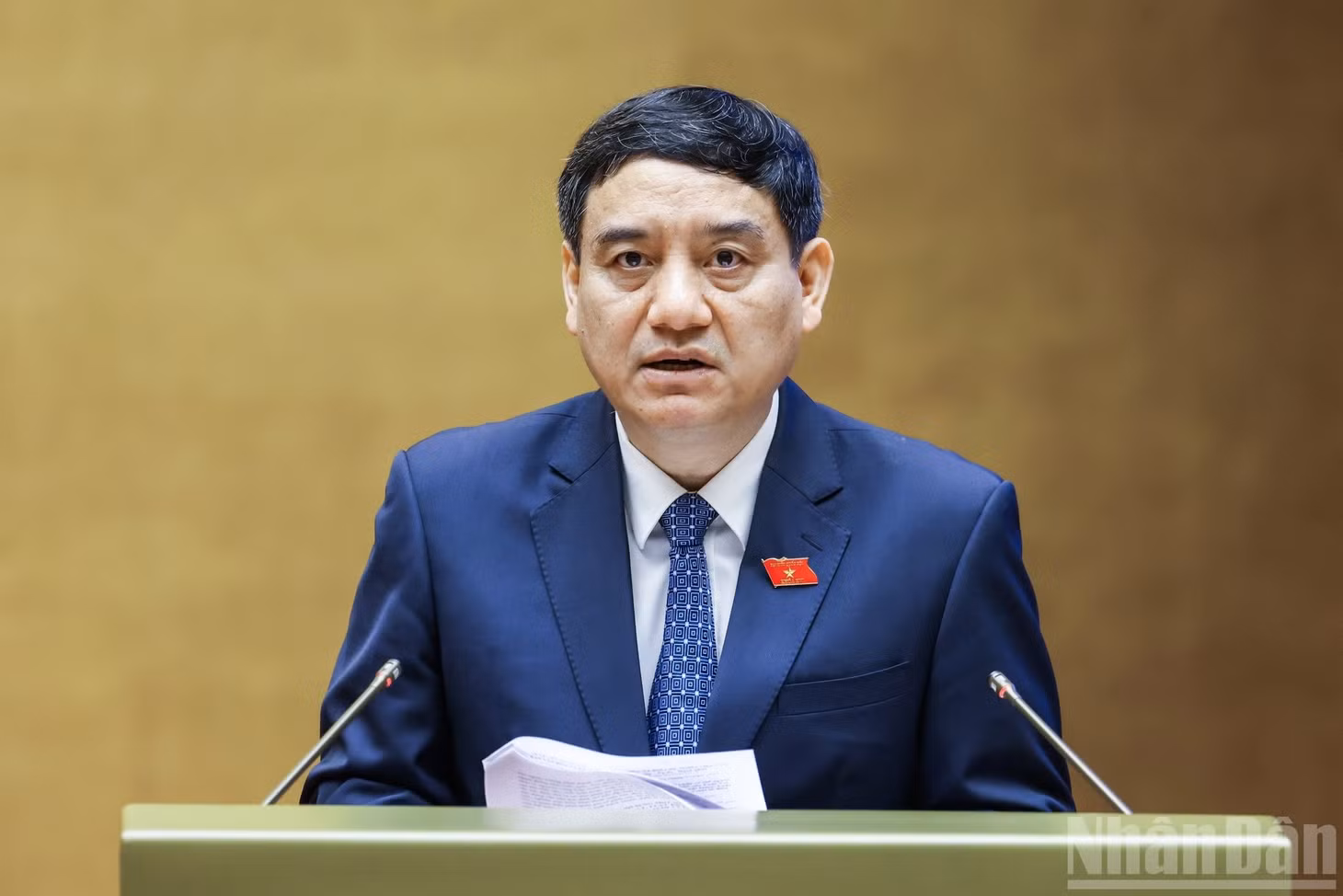 Chủ nhiệm Ủy ban Văn hóa và Xã hội Nguyễn Đắc Vinh trình bày báo cáo thẩm tra. (Ảnh: DUY LINH)