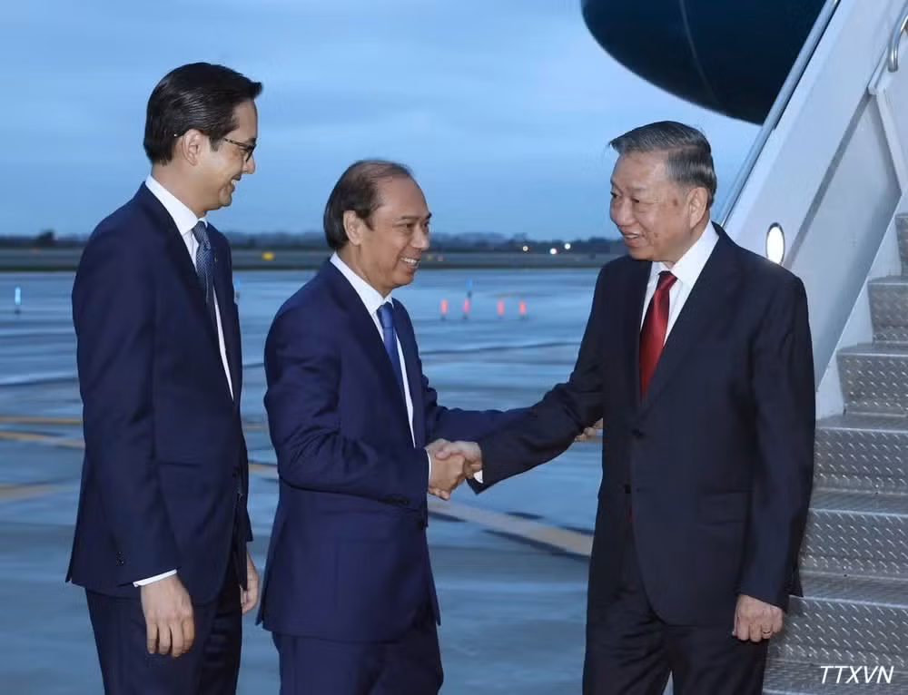 Đại sứ Việt Nam tại Hoa Kỳ Nguyễn Quốc Dũng và Đại sứ Đỗ Hùng Việt, Trưởng Phái đoàn Thường trực Việt Nam tại Liên hợp quốc đón Tổng Bí thư, Chủ tịch nước Tô Lâm tại sân bay quốc tế John F.Kennedy, thành phố New York. (Ảnh: Thống Nhất/TTXVN)