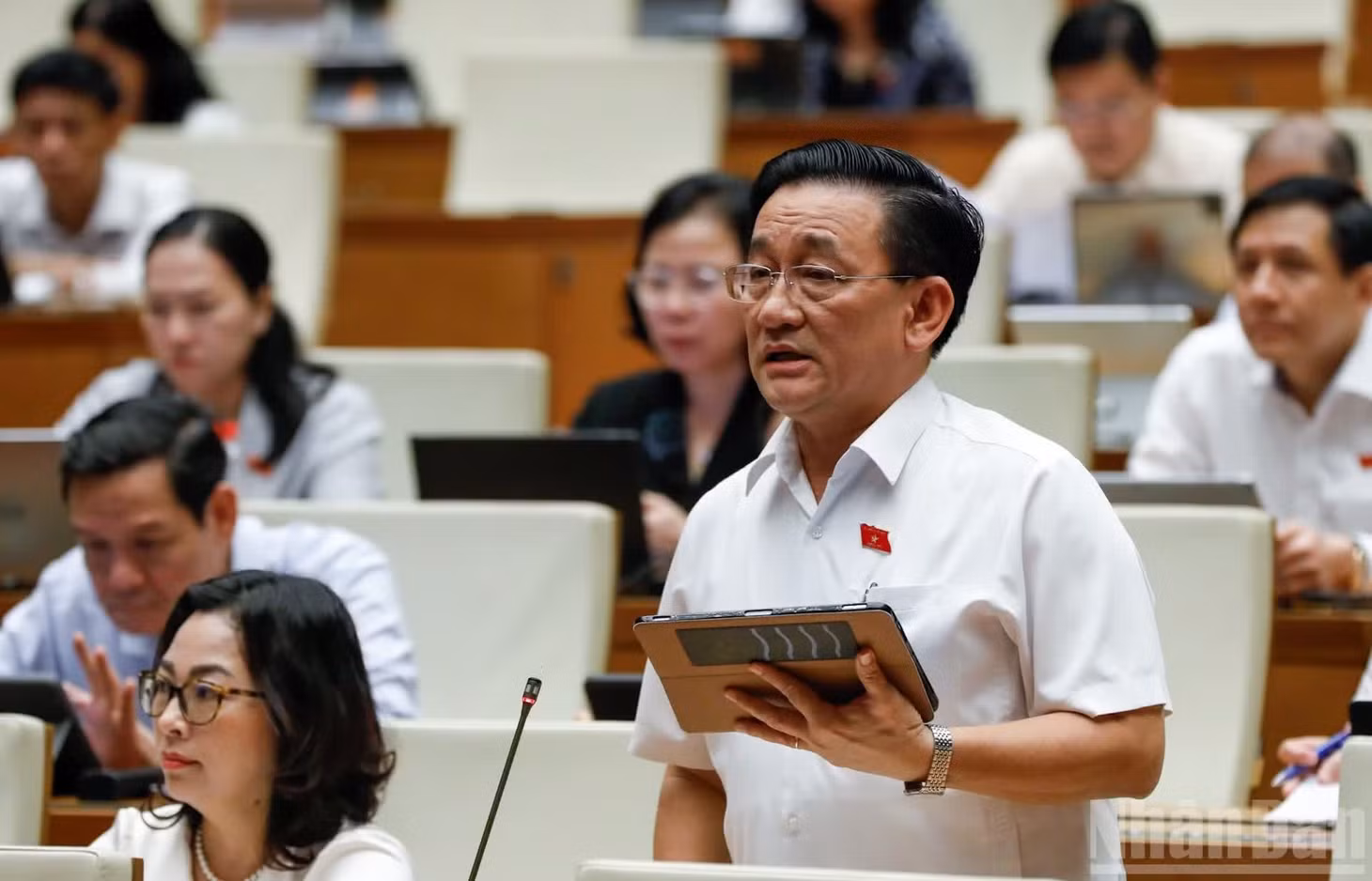Đại biểu Trần Quốc Tuấn (Đoàn Vĩnh Long) phát biểu tại hội trường. (Ảnh: DUY LINH)