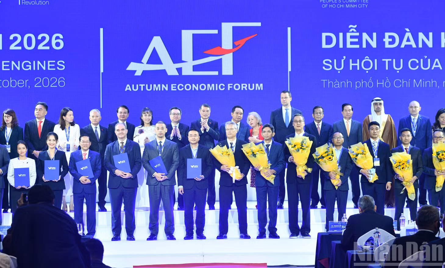 Thủ tướng Chính phủ Lê Minh Hưng chúc mừng các tập đoàn, đối tác tham dự Diễn đàn Kinh tế mùa Thu năm 2026. (Ảnh: THANH GIANG)