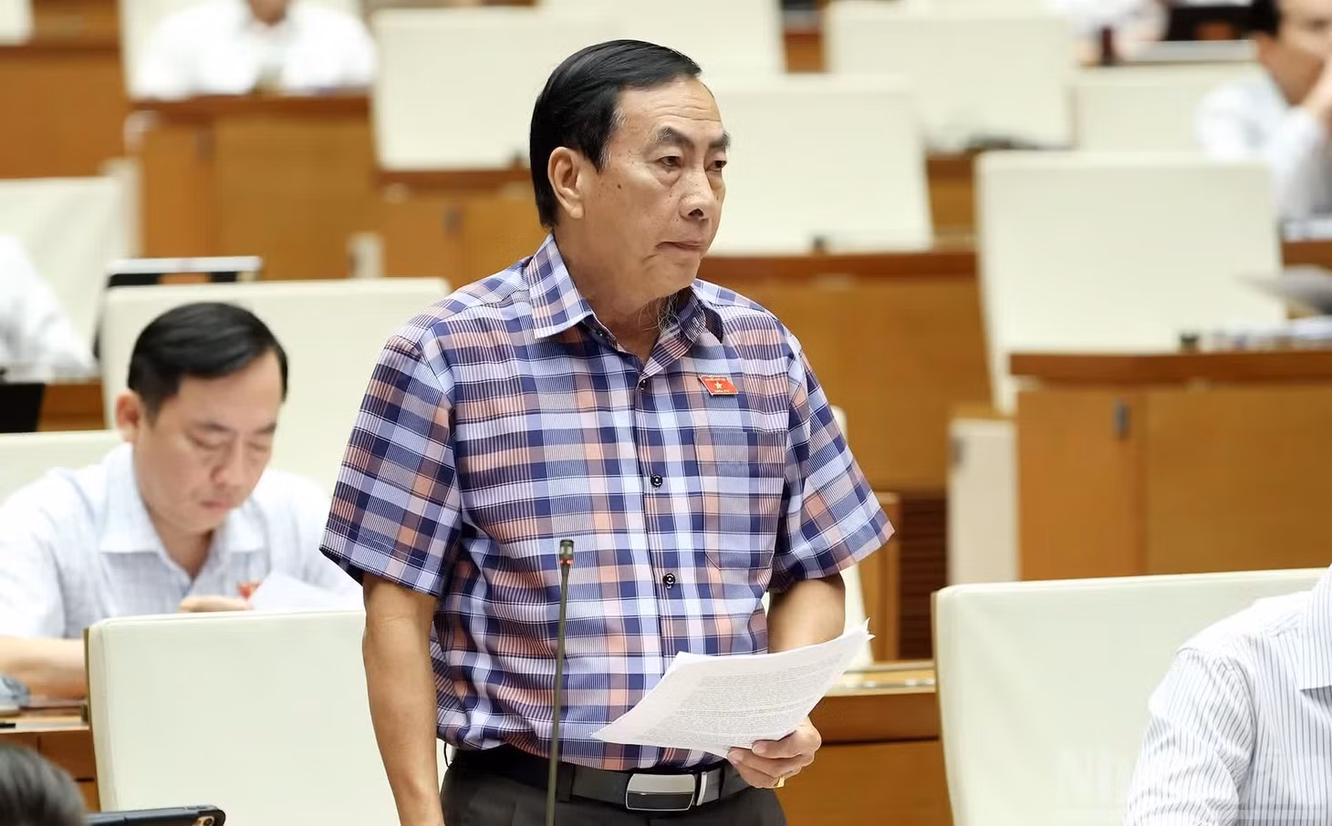 Đại biểu Phạm Văn Hòa (Đoàn Đồng Tháp) phát biểu tại hội trường. (Ảnh: DUY LINH)